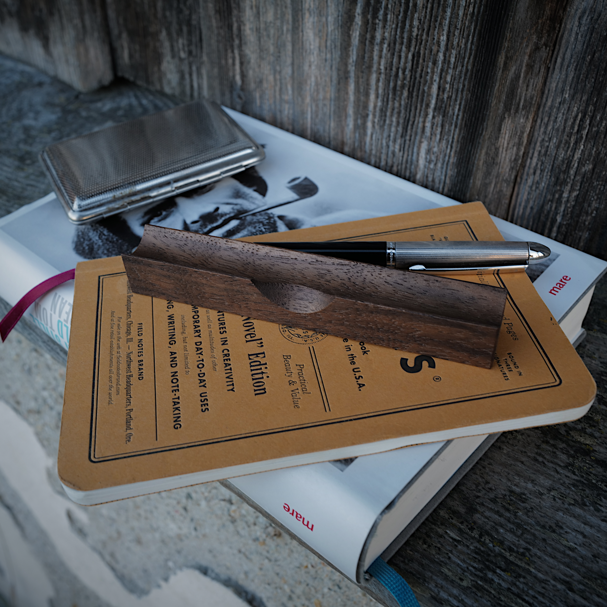 BRIDGE Stiftablage Walnuss – handgefertigte Holz-Stiftablage von 69°NORD