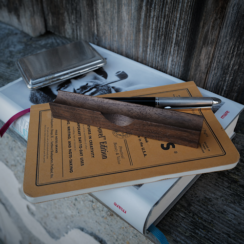 BRIDGE Stiftablage Walnuss – handgefertigte Holz-Stiftablage von 69°NORD
